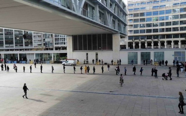 El Síndic admite la queja de PSOE y Cs sobre las colas en Benidorm para la tarjeta de 200 euros