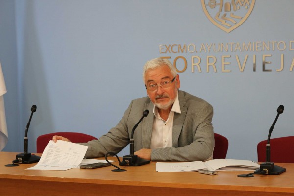 El alcalde de Torrevieja asume de su bolsillo el IBI de un edificio para lograr su cesión al ayuntamiento