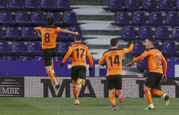 Carlos Soler rescata a un Valencia muy serio