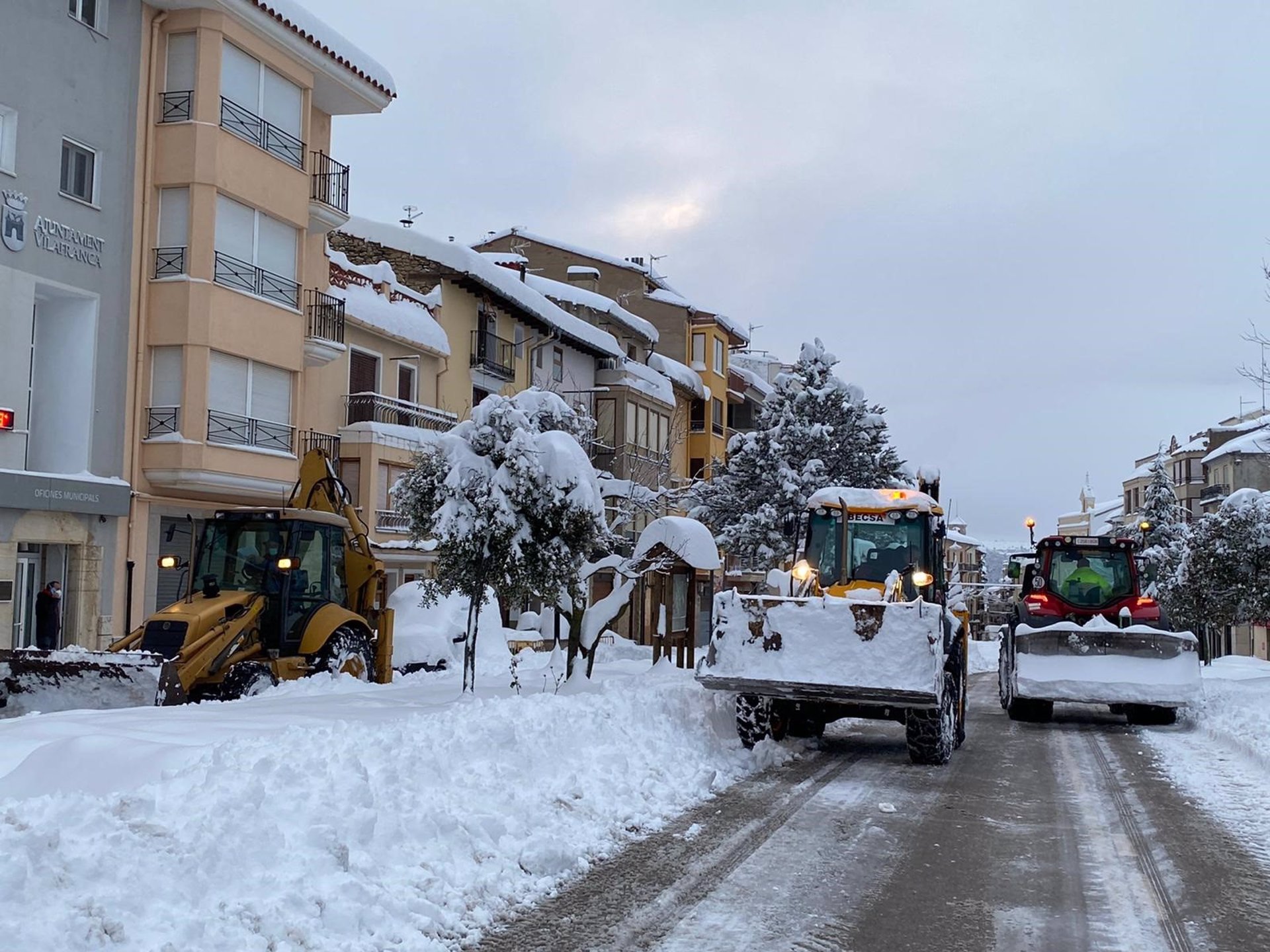  Vilafranca activa seis palas mecánicas para limpiar calles y masías y suspende clases de infantil