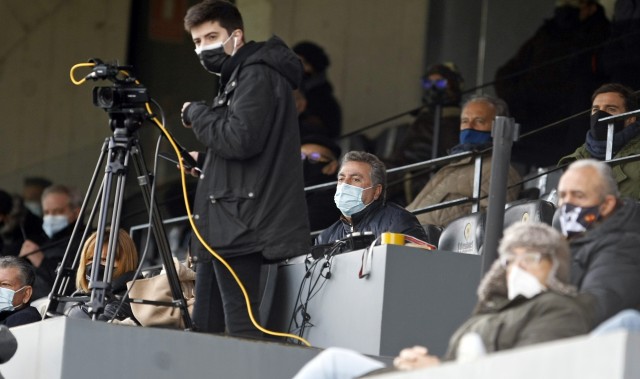 Ortiz regatea los problemas técnicos del 'streaming' al presenciar el Hércules-La Nucía desde el palco