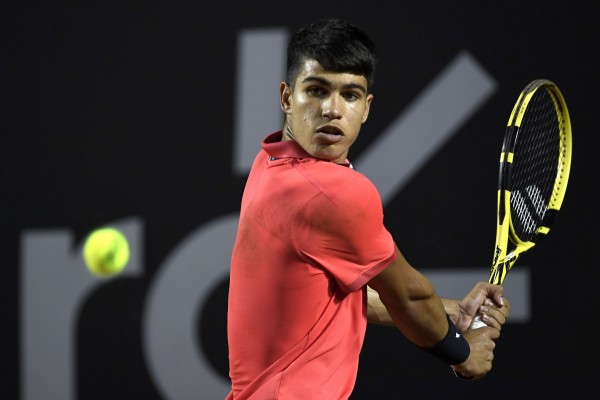 Carlos Alcaraz gana su primer partido de Grand Slam al vencer en la previa del Abierto de Australia
