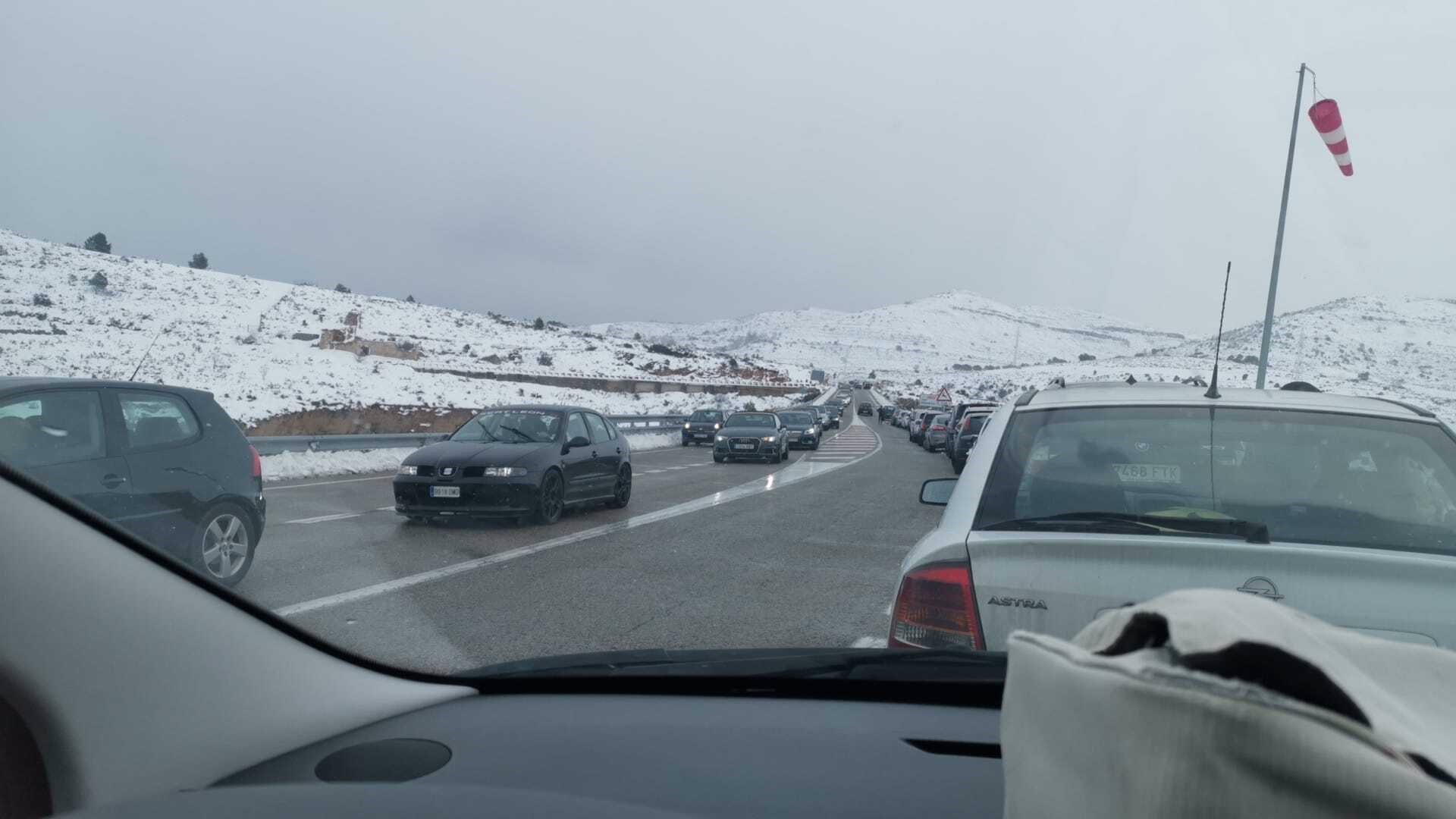 Emergencias alerta de colas de coches en varias carreteras de la Comunitat para ver la nieve