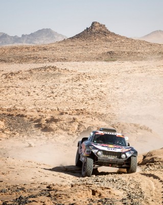 Sainz aguanta el pulso abriendo pista en una séptima etapa con triunfos de Al-Rajhi y Brabec