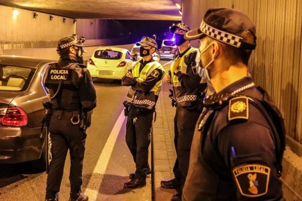 La Policía sanciona a siete locales y 31 personas por incumplir el estado de alarma en Alicante
