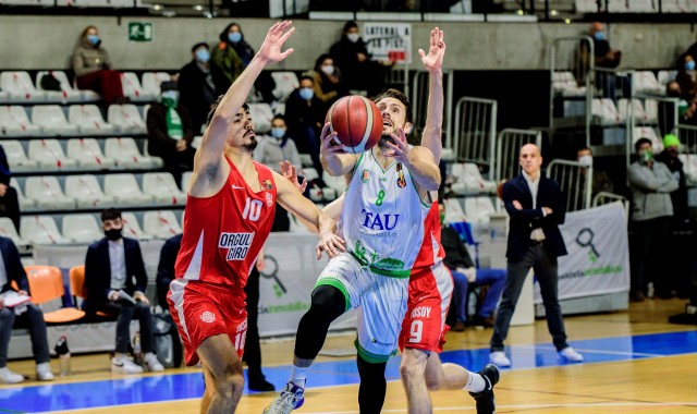 El TAU Castelló cae en la prórroga ante el Girona y pone fin a una racha de cinco victorias (82-84)