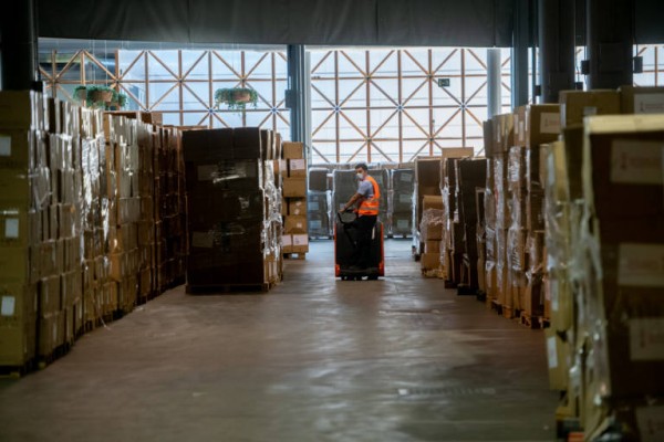 El Consell licita por 1,6 millones la  gestión logística del almacén de Feria Valencia para material covid