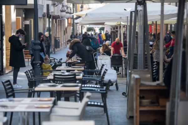 Alicante ajusta el permiso para ampliar terrazas de la hostelería y lo prorroga hasta marzo