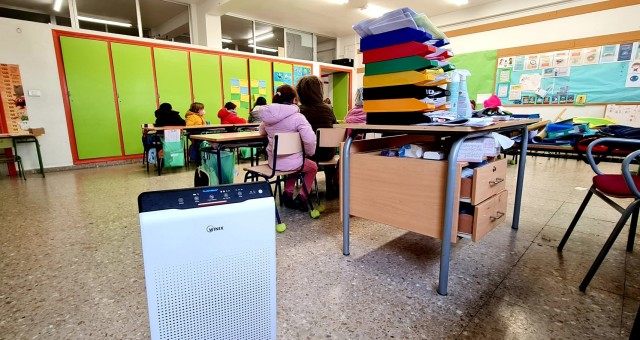 Elda completa la instalación de 374 purificadores de aire y detectores de nivel de CO2 en los centros  educativos 
