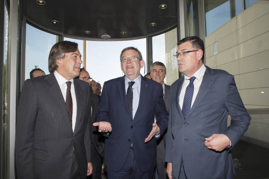 El presidente de la Generalitat, Ximo Puig, junto al editor de Valencia Plaza, Enrique Lucas, y el presidente de Les Corts, Enric Morera. Foto: EVA MÁÑEZ - 