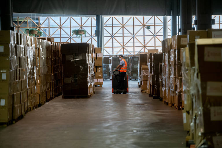 El Consell licita por 1,6 millones la  gestión logística del almacén de Feria Valencia para material covid