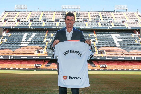  Hay que cambiar hasta los percheros: Al Valencia no lo entrena cualquiera