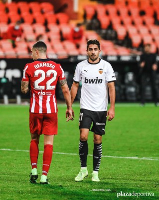 Cuatro equipos de LaLiga pujan por Sobrino 