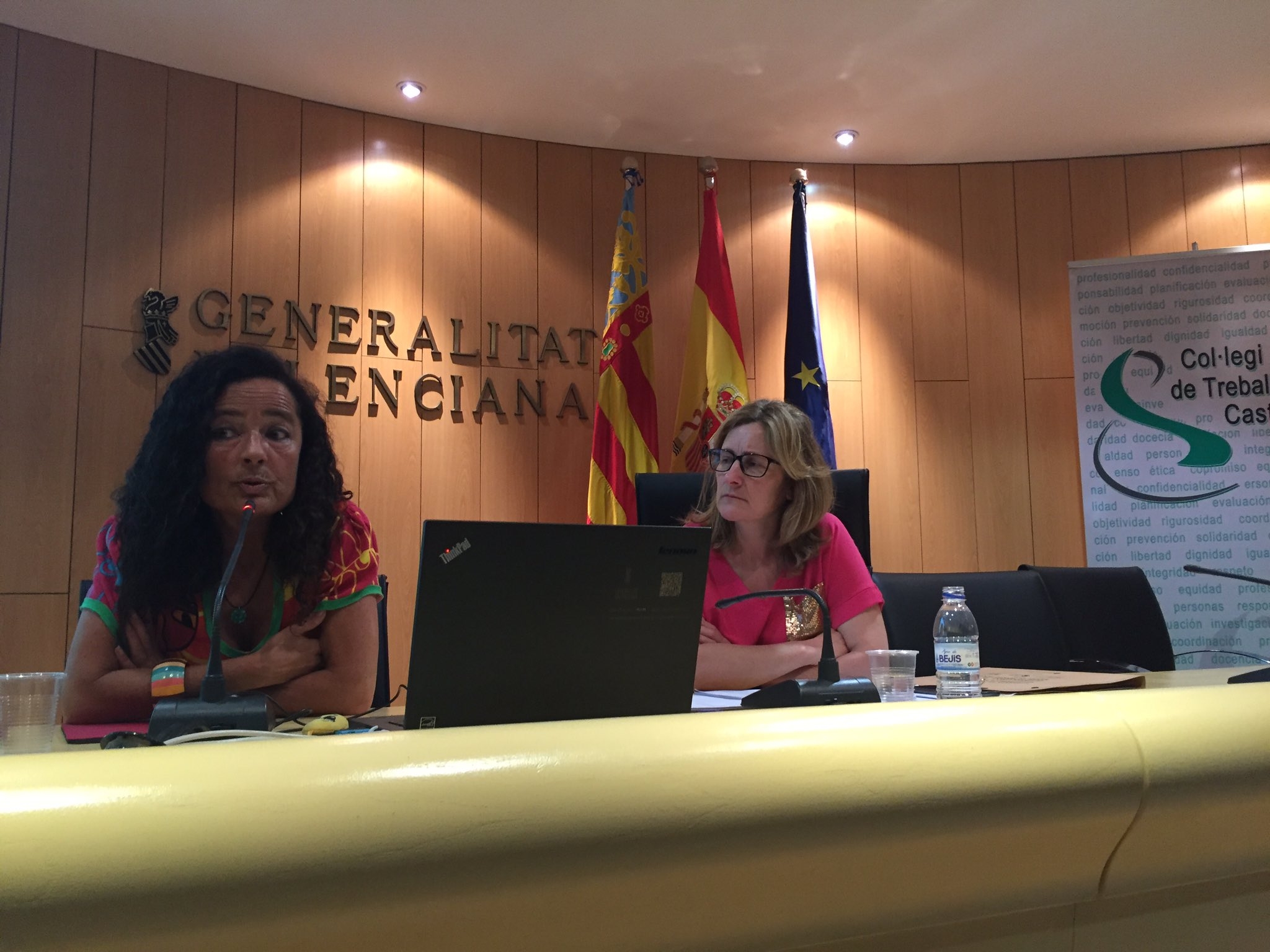 María José Pérez (izquierda) en una jornada organizada por el Col·legi Oficial de Treball Social de Castelló - 