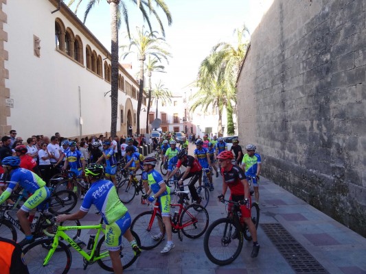 Una comitiva de 400 ciclistas despide a Eduardo Monfort en Xàbia