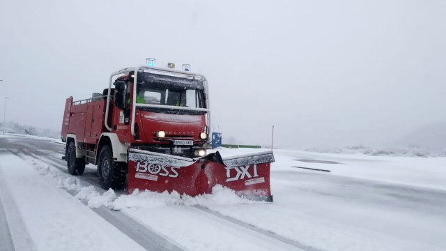 La intensa nevada obliga a cortar la A-23 en Viver al paso de camiones