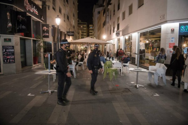 Alicante registra récord con 1.355 nuevos contagios de covid-19 y 17 fallecimientos desde el martes