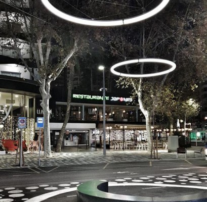 Benidorm continúa la remodelación de la Mediterráneo con la instalación de las luminarias