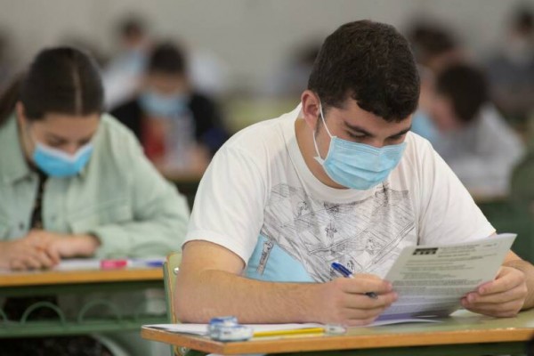 Las universidades públicas valencianas reducirán aforo y escalonarán los accesos en los exámenes presenciales