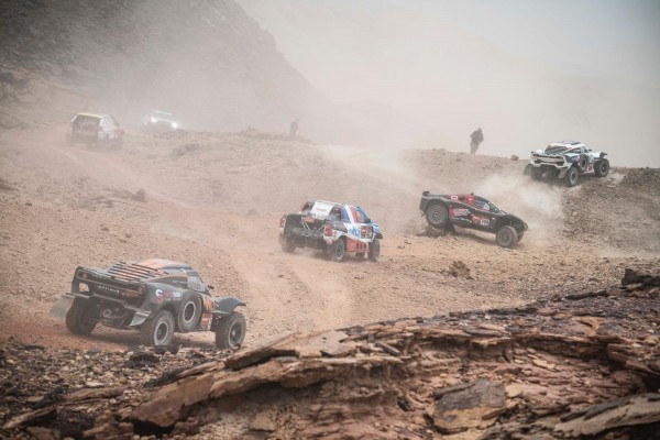 Benavides y De Villiers ganan en una mala jornada para Sainz y Barreda en el Dakar