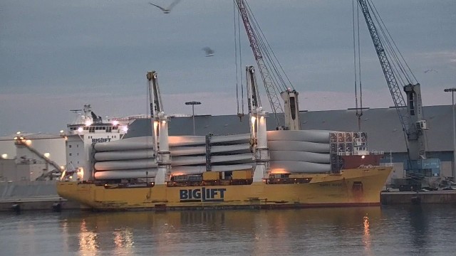 El Puerto de Cartagena se abre camino en la exportación de piezas eólicas con la salida de 50 de ellas a Estados Unidos