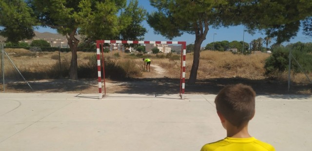 EU reclama inversiones en El Campello para mejorar las pistas deportivas del barrio de Albayna