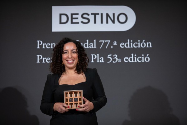 Najat El Hachmi gana el Nadal con una obra sobre la lucha de dos mujeres musulmanas: 