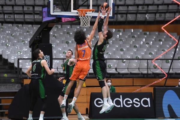 Valencia Basket, a engancharse al 'top 4' a costa del Barça