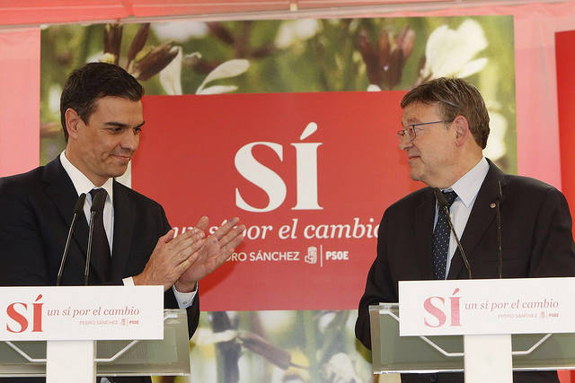 El candidato a liderar el PSOE, Pedro Sánchez, junto a Ximo Puig en una visita a Valencia cuando aún era secretario general - 