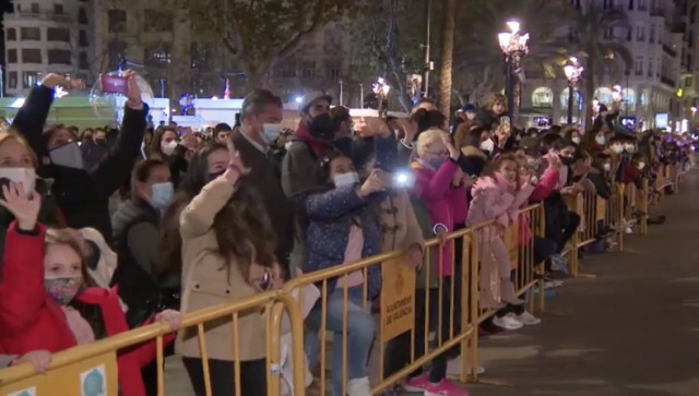 Cientos de personas desoyen las advertencias y acuden a ver a los Reyes Magos en València 