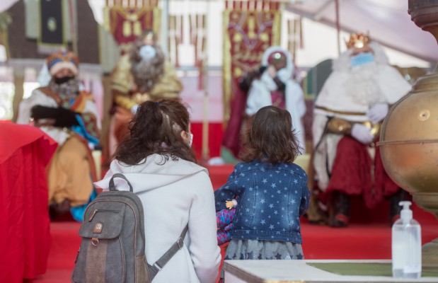 Los Reyes Magos desafían al frío (y al virus) y se las ingenian para llegar a los pueblos de Alicante
