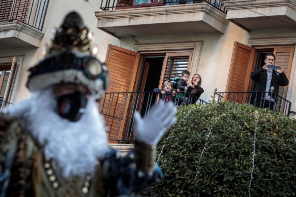 Ya están aquí: Los Reyes Magos desafían al frío y pasan bajo los balcones de muchos valencianos
