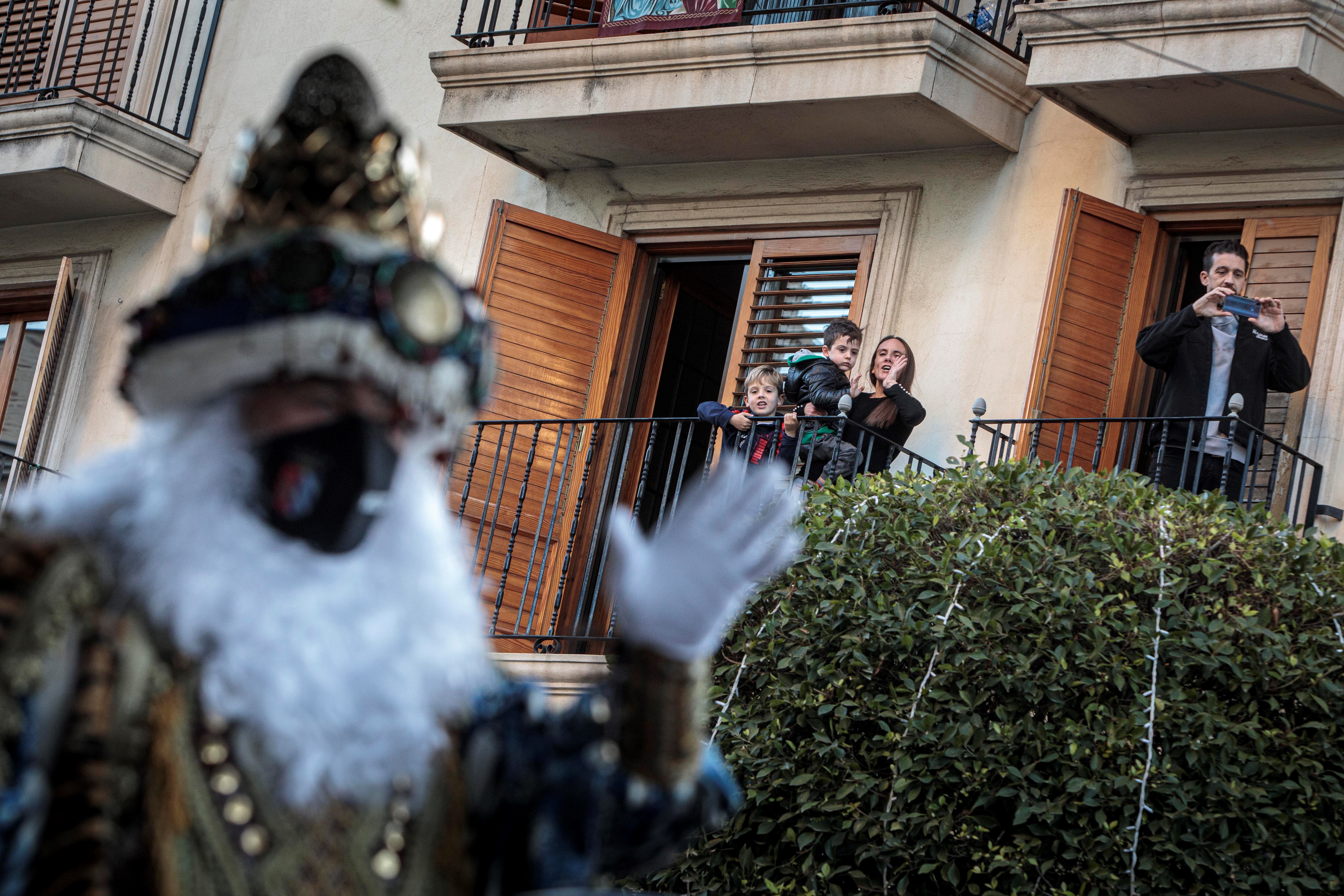 Ya están aquí: Los Reyes Magos desafían al frío y pasan bajo los balcones de muchos valencianos
