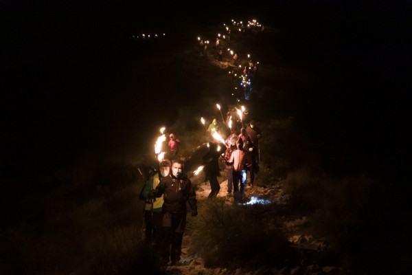 La Bajada de Antorchas de Elda resiste al virus con un séquito de 150 portadores y luces LED