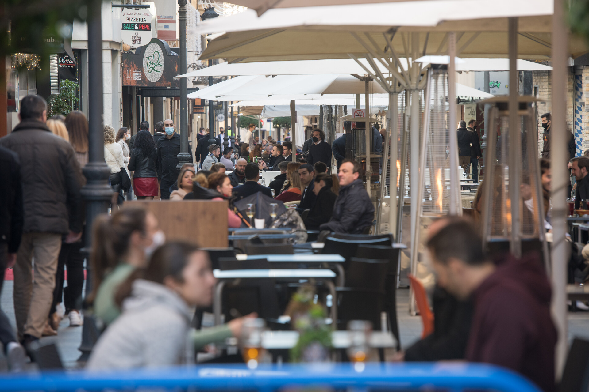 Casi 200 muertos en una semana obligan a Puig a prohibir el tardeo y decretar confinamientos  