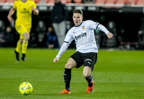 La lesión de Gameiro y las tarjetas de Maxi dejan la delantera pendiente de un hilo