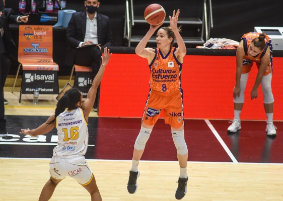 Valencia Basket arrolla a La Laguna en el regreso de María Pina