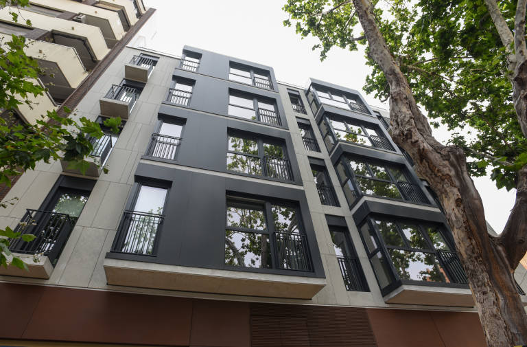 Fachada del edificio Marqués de Cruïlles, en la calle Cuenca.Foto: EDUARDO MANZANA - 