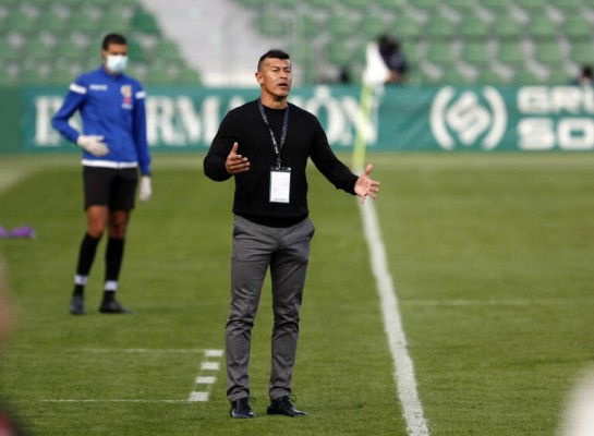 Almirón supera el coronavirus y volverá a dirigir al Elche en la Copa
