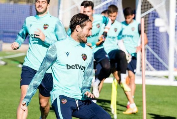 El Levante se ejercita tras pasar nuevas pruebas PCR y de antígenos
