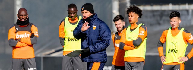 Gracia entrena en Paterna mientras el club le busca sustituto 