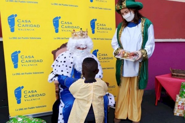 Bankia y la Casa Caridad entregan regalos a 140 niños en situación vulnerable