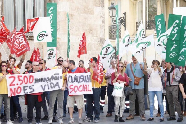 CCOO, UGT y CSIF se concentran por las cláusulas sociales en pliego de ambulancias