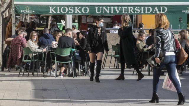 Salud alerta del avance de los contagios entre los jóvenes: 