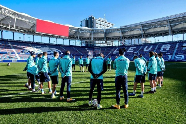 El Levante prepara la Copa con Bardhi y Postigo