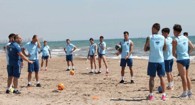 Muñiz se lleva a la plantilla a entrenar a la playa