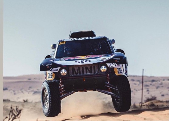 Carlos Sainz inicia su reconquista del Dakar con victoria y liderato