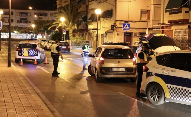 La Policía disuelve un botellón y ocho fiestas en viviendas e impone 23 denuncias en Alicante