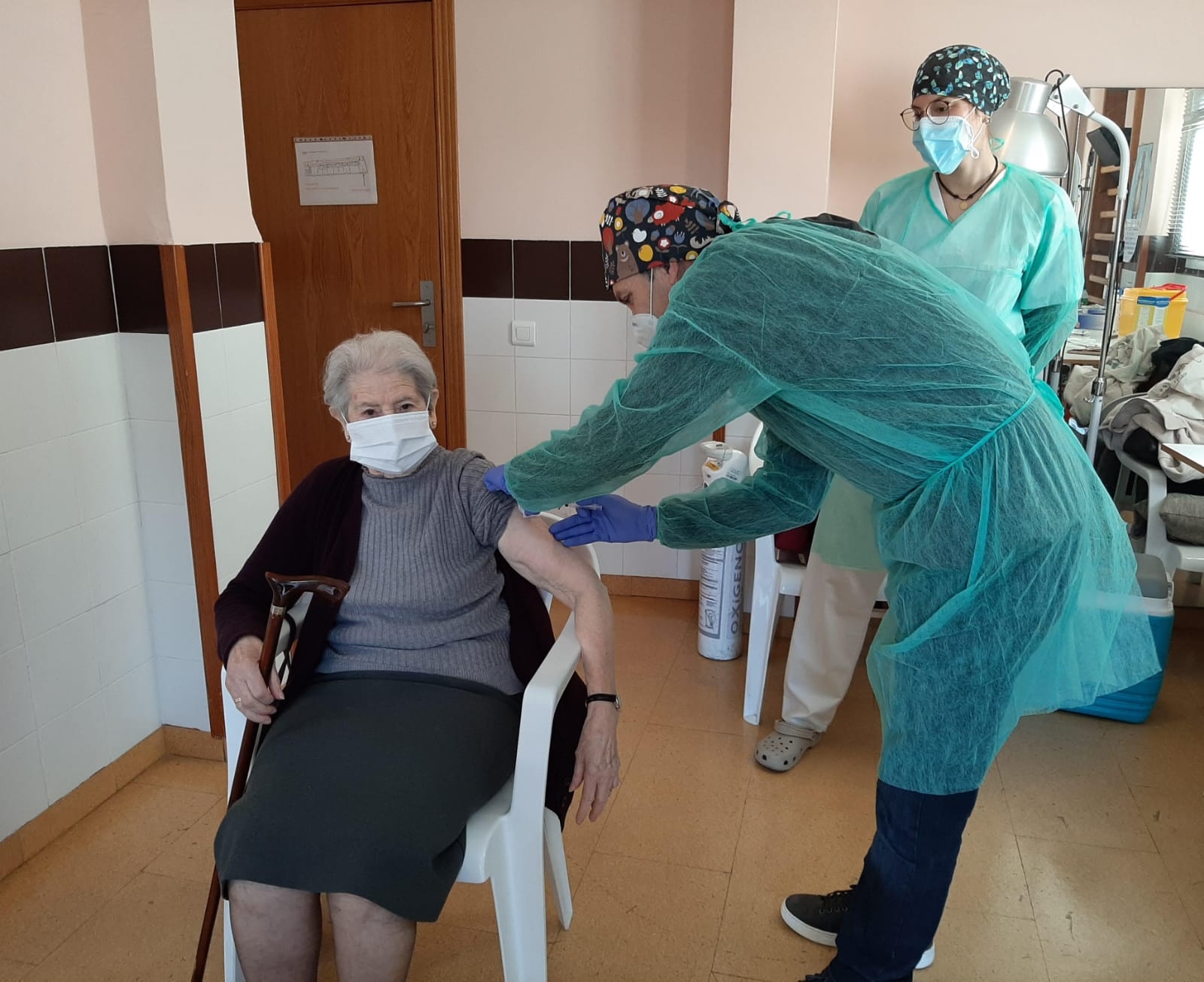 Una de las primeras residentes vacunadas en la Comunitat Valenciana. Foto: GVA - 