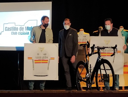 Luis León Sánchez es homenajeado en Mula, donde diseñan un maillot de su título nacional
